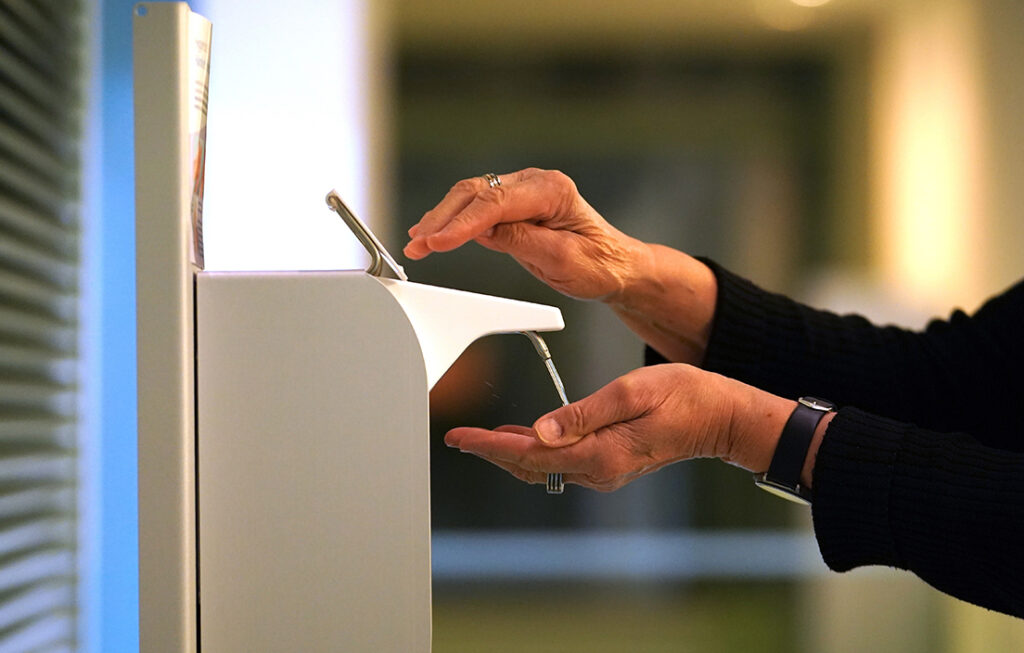 Usar liquido limpiador de manos