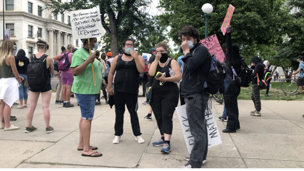 Manifestantes siguen en la calle a 30 minutos del inicio del toque de queda