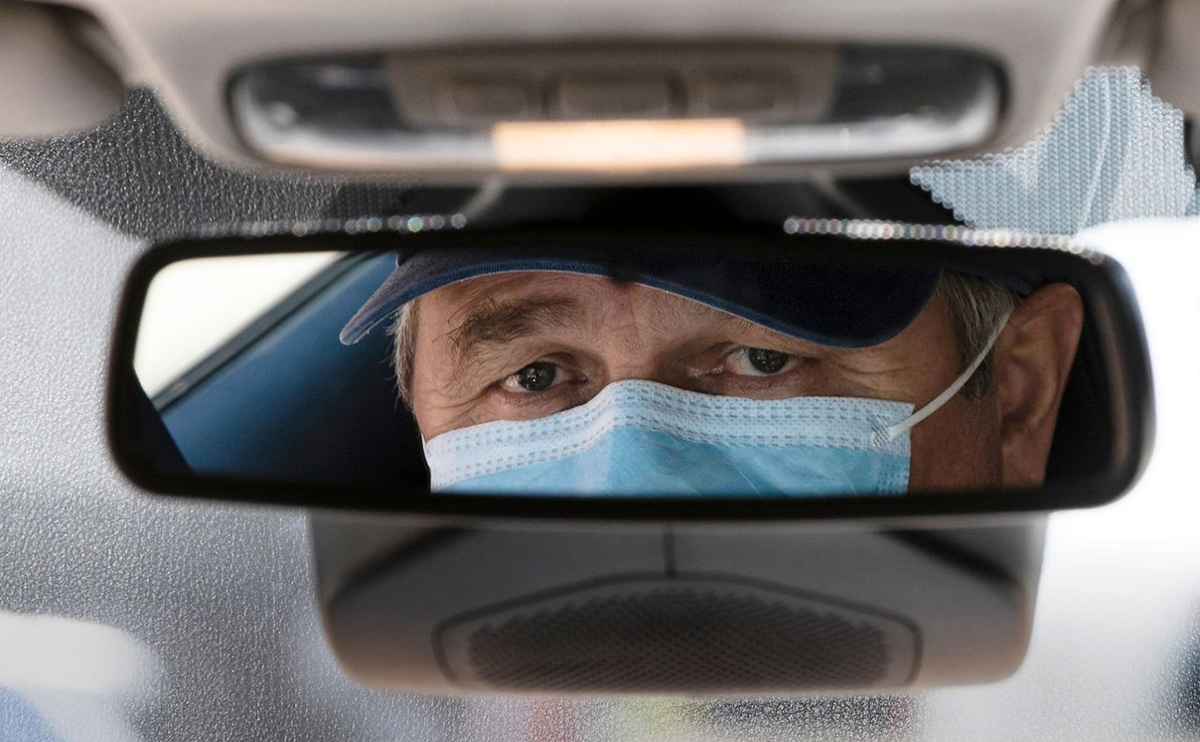 Con mascarillas pasajeros y conductores de Uber