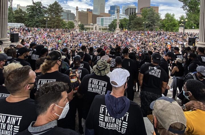 Broncos marcharon en honor a Floyd
