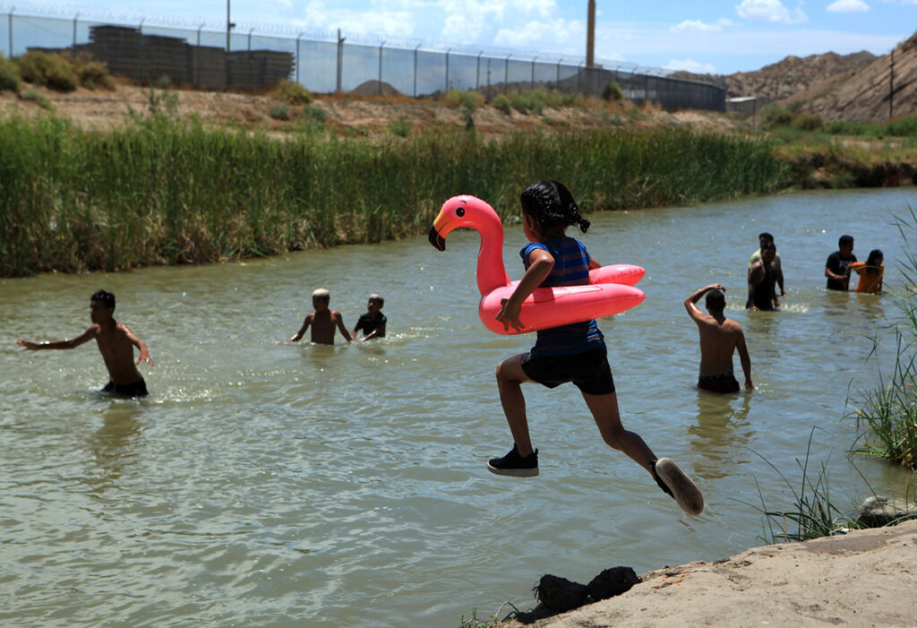 Familias se refrescan en el Río Bravo