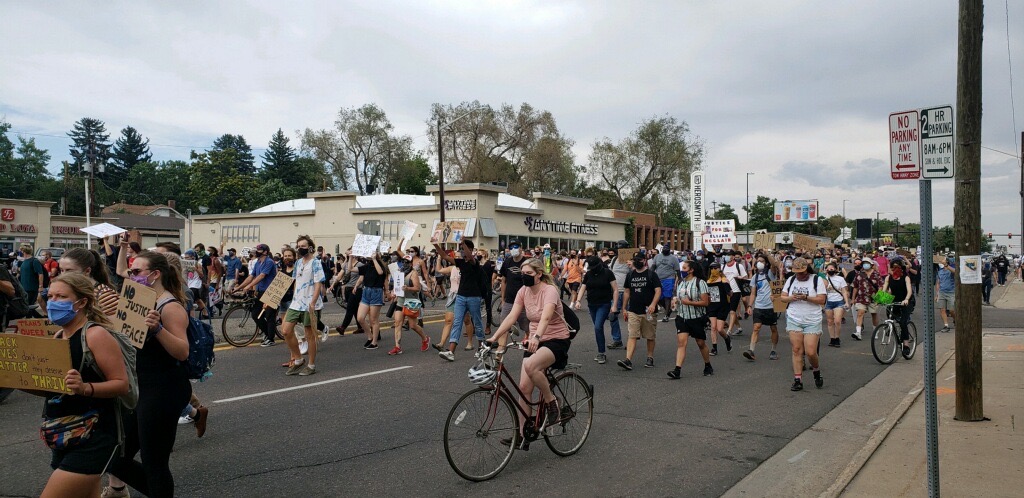 Miles marcharon contra la violencia policial