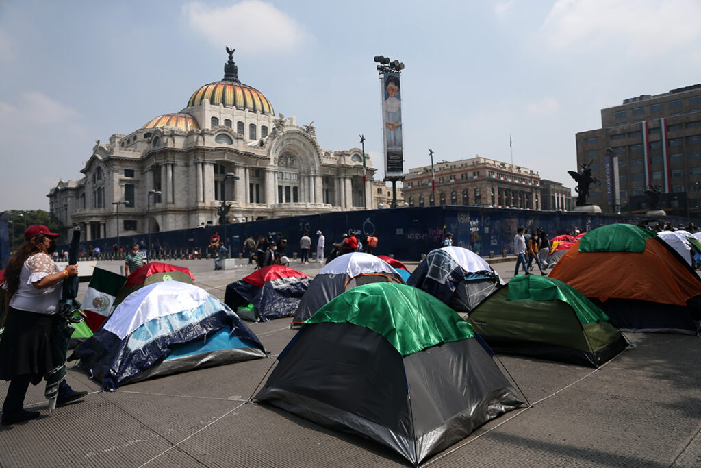 Instalan campamento contra López Obrador