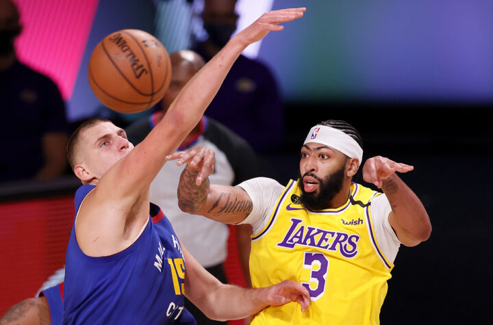Avanzan los Lakers