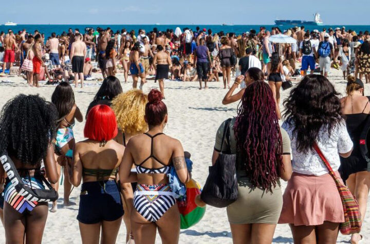 Playas llenas y escuelas cerradas