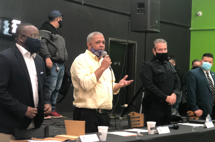 Asociaciones hispanas se reúnen con la Policía