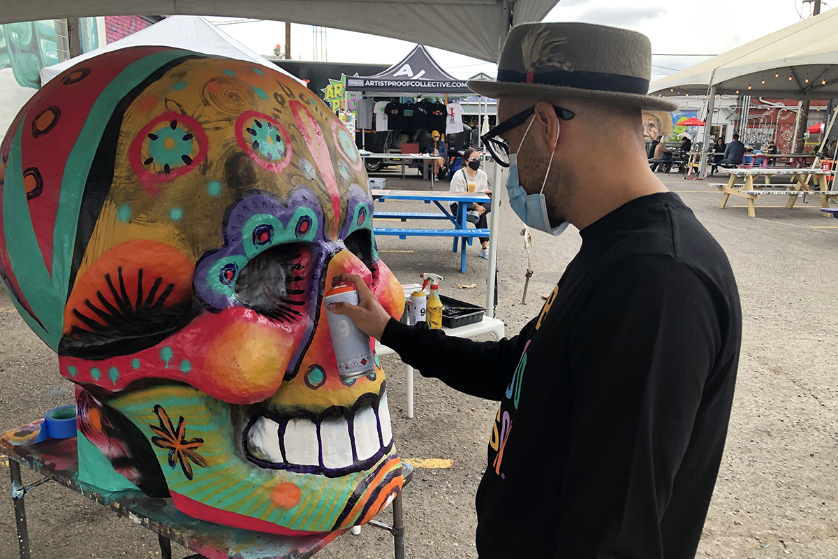 Enormes calaveras adornan Denver