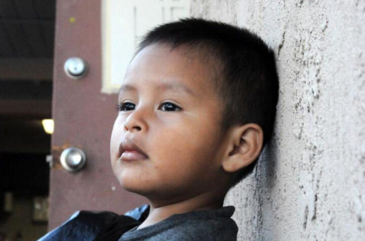 niños migrantes siguen separados de sus familias