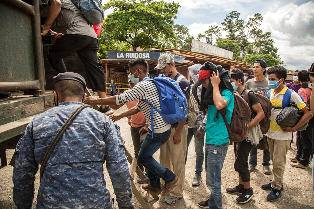 Retornan a Honduras a migrantes de la caravana