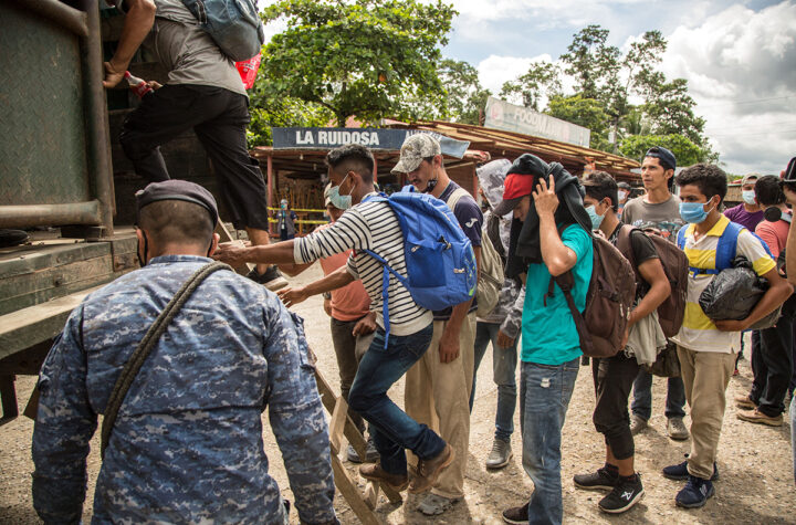 Retornan a Honduras a migrantes de la caravana