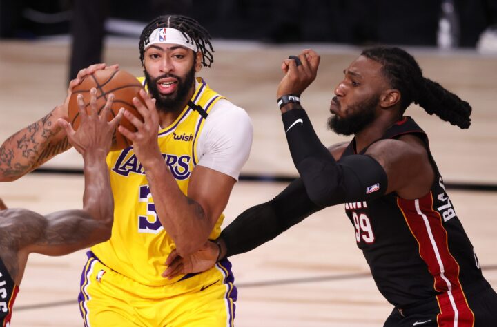 Lebron y Davis dan ventaja