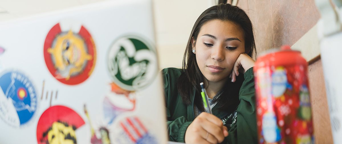 forma gratuita a las universidades de Colorado
