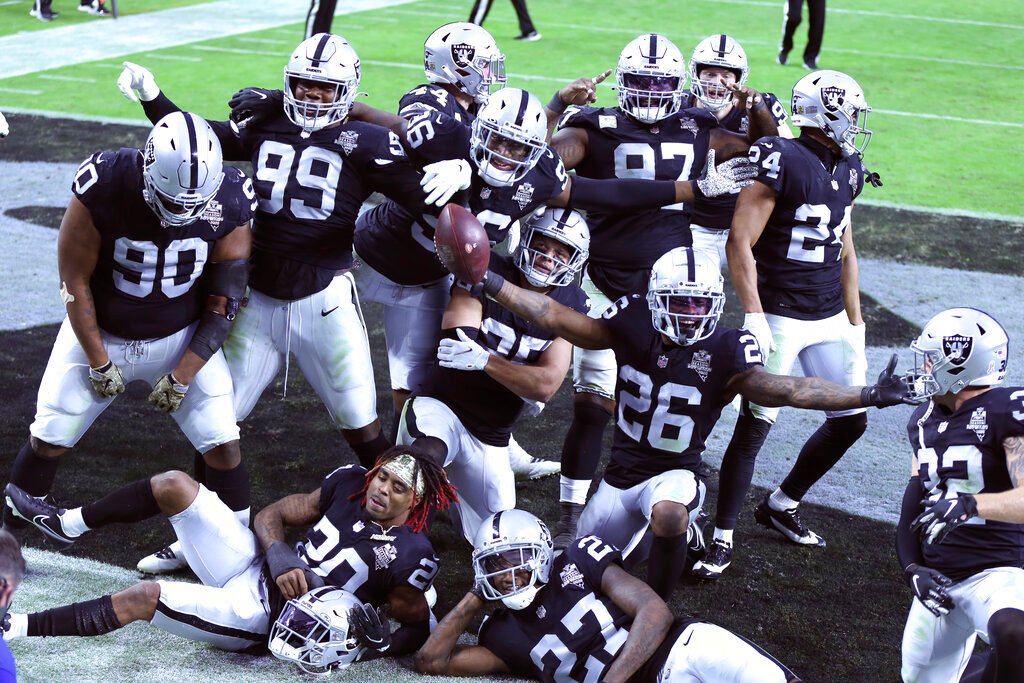 Caen los Broncos ante los Raiders