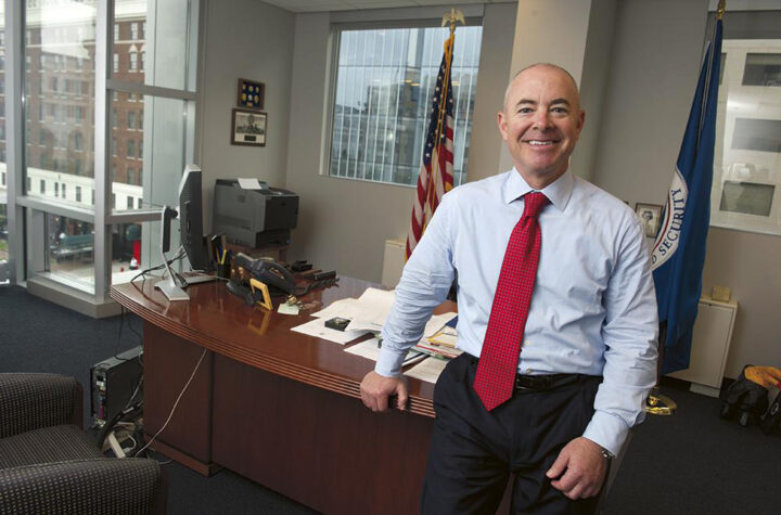 Inmigrante liderará DHS