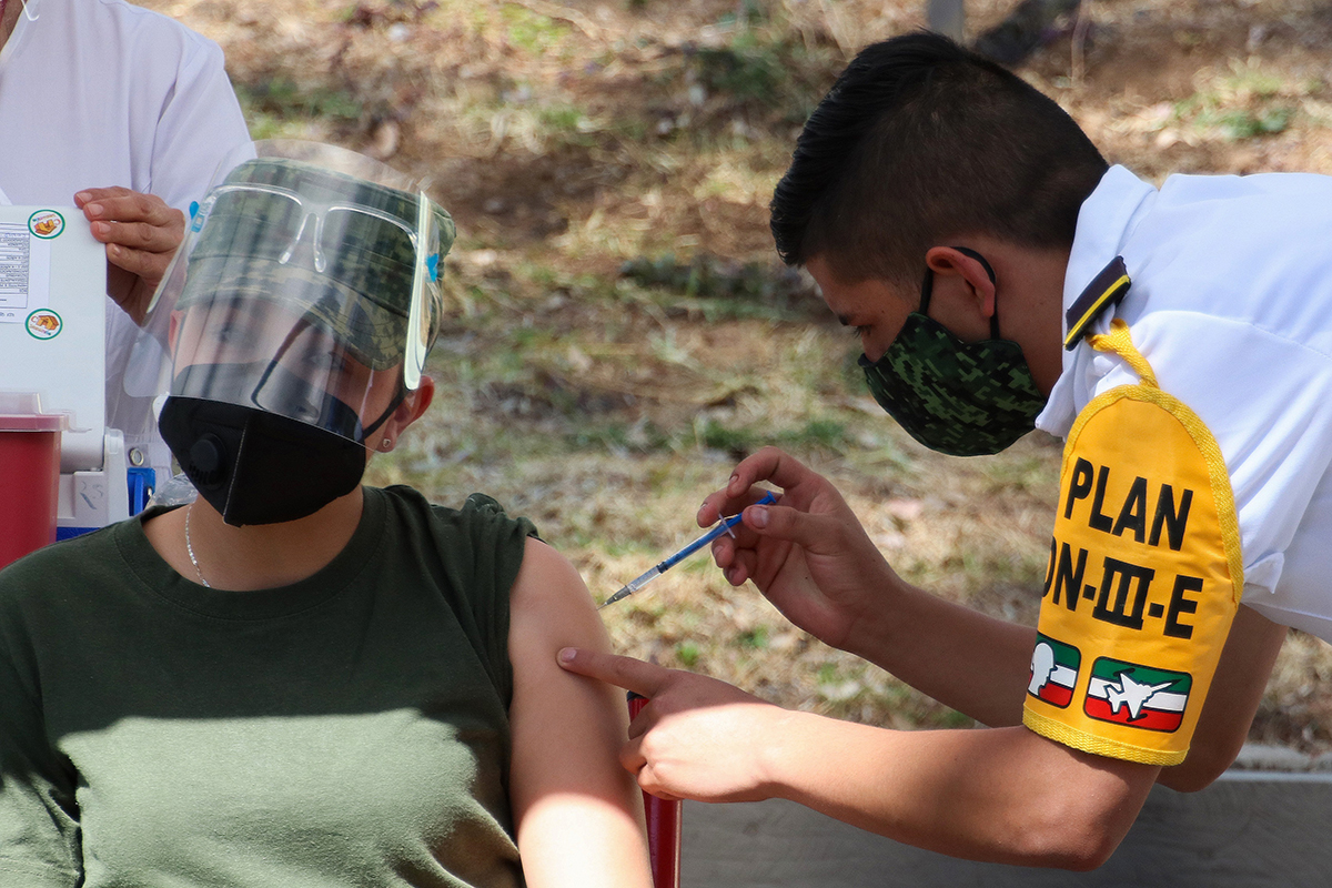 Trabajadores de salud exigen ser vacunados