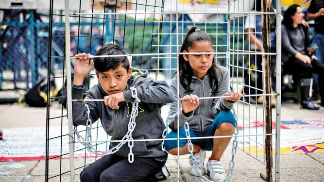 Eliminan jaulas para niños migrantes