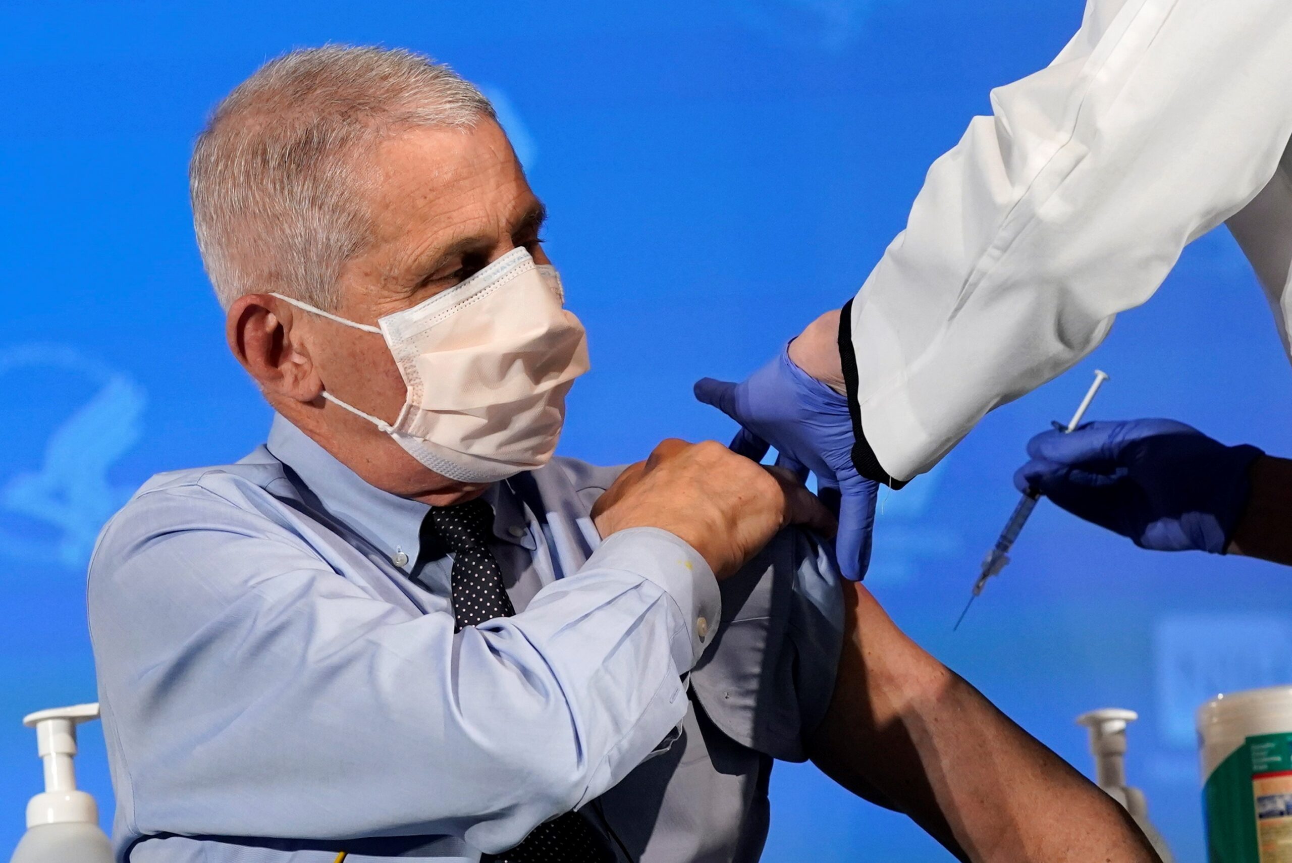 Fauci recibe la vacuna anticovid