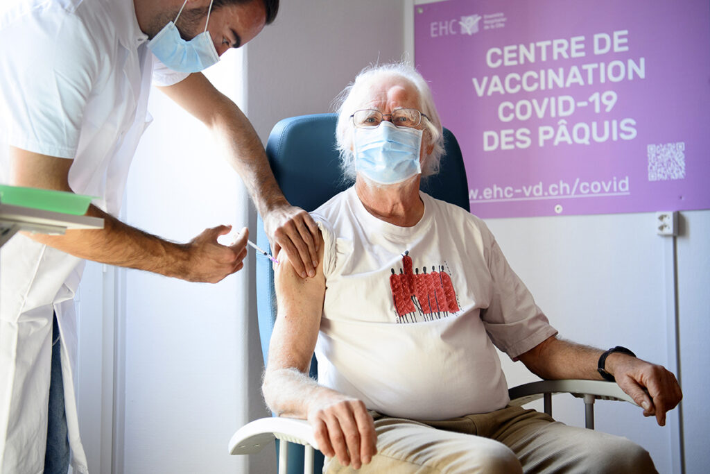 Estudian vacunar a mayores de 65 años