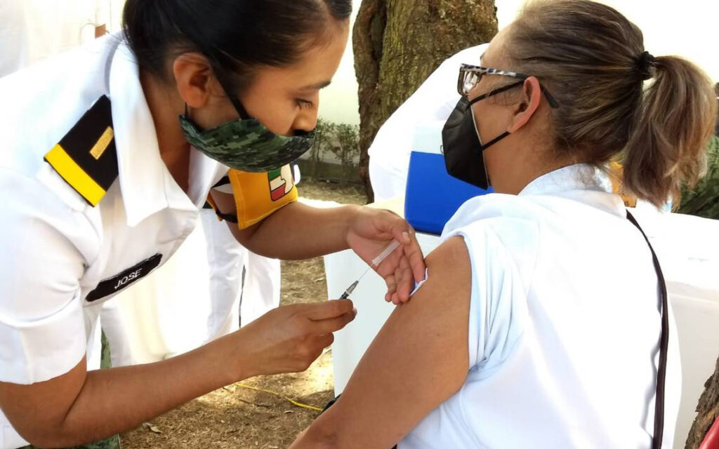 Médicos de Chihuahua ayudan a vacunar
