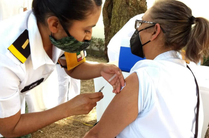 Médicos de Chihuahua ayudan a vacunar