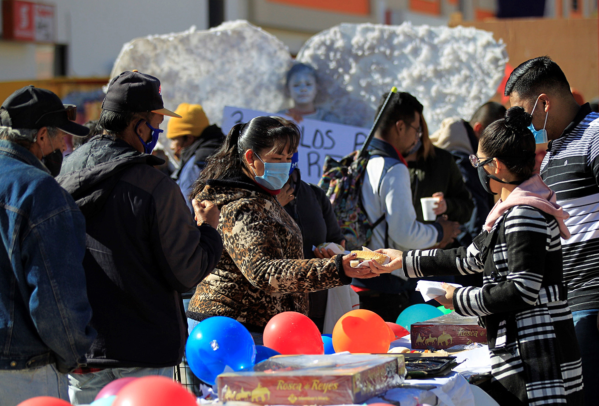 Regalan Rosca de Reyes en Ciudad Juárez