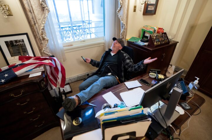 Seguidor de Trump profanó oficina