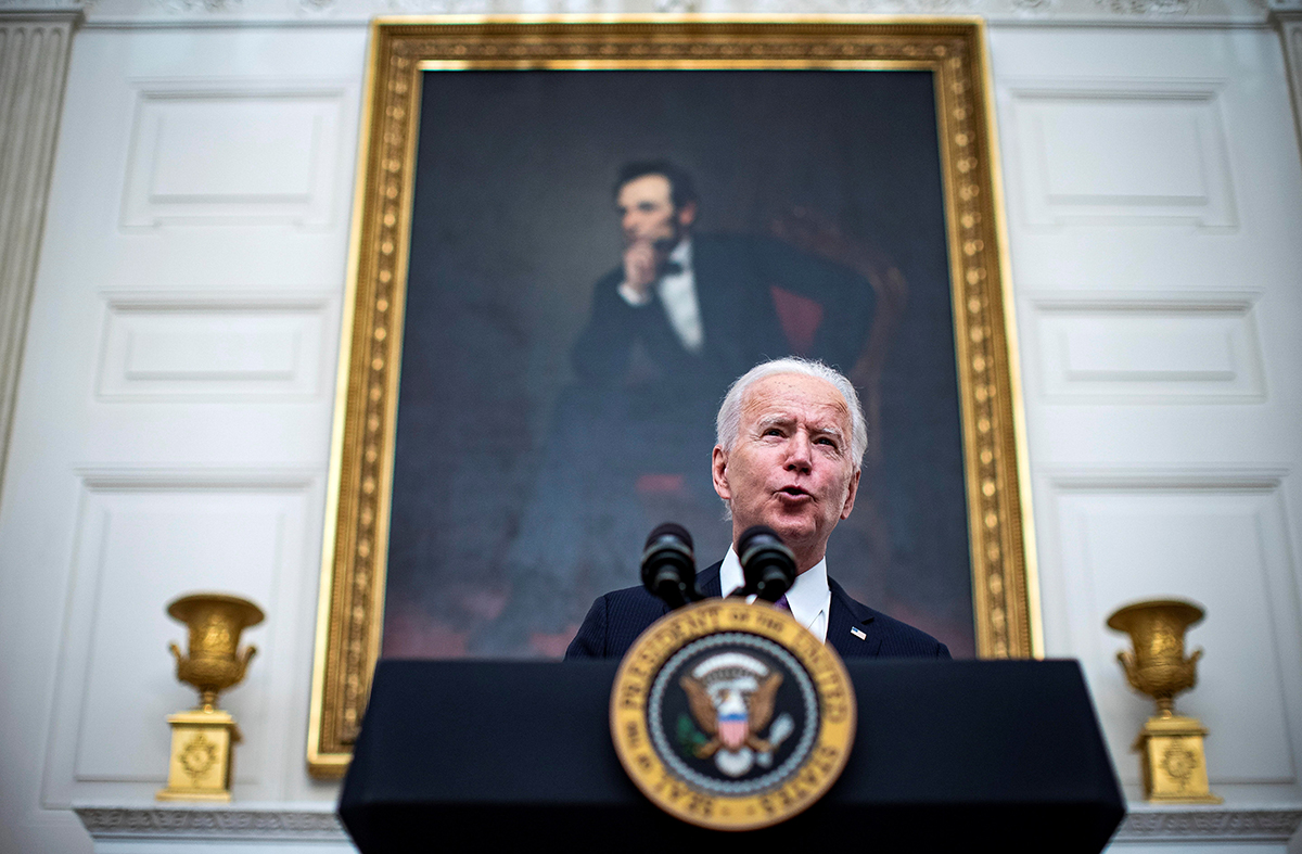 Biden lanza estrategia "de guerra" para contener la pandemia