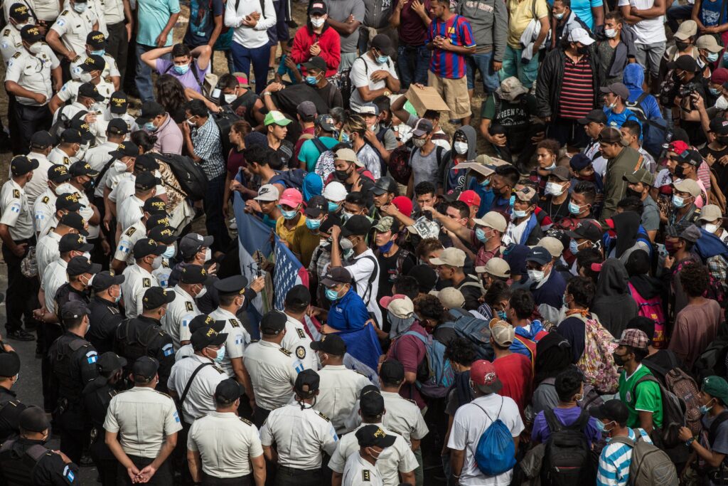 Guatemala bloquea caravana de hondureños
