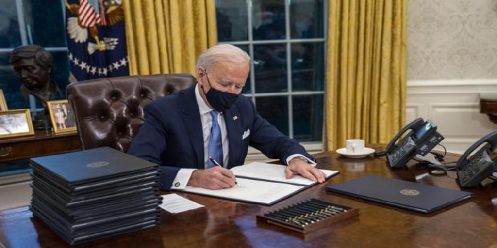 Biden firma decreto que protege DACA