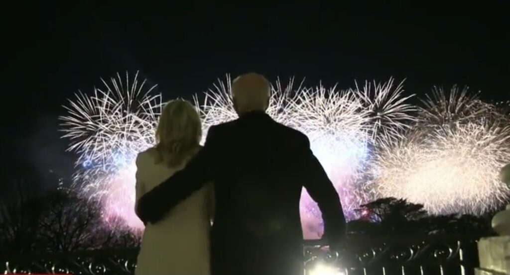 Celebrando América en el Lincoln Memorial después de la inauguración de Joe Biden