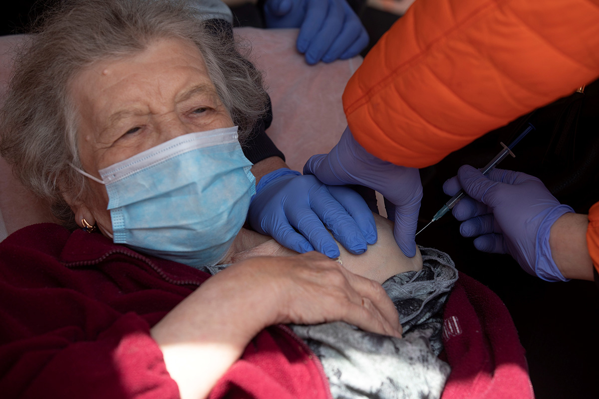 Vacunan contra el COVID-19 a sobrevivientes del Holocausto