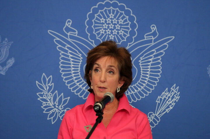 Roberta Jacobson: “Hay que cerrar el campamento de migrantes de Matamoros”