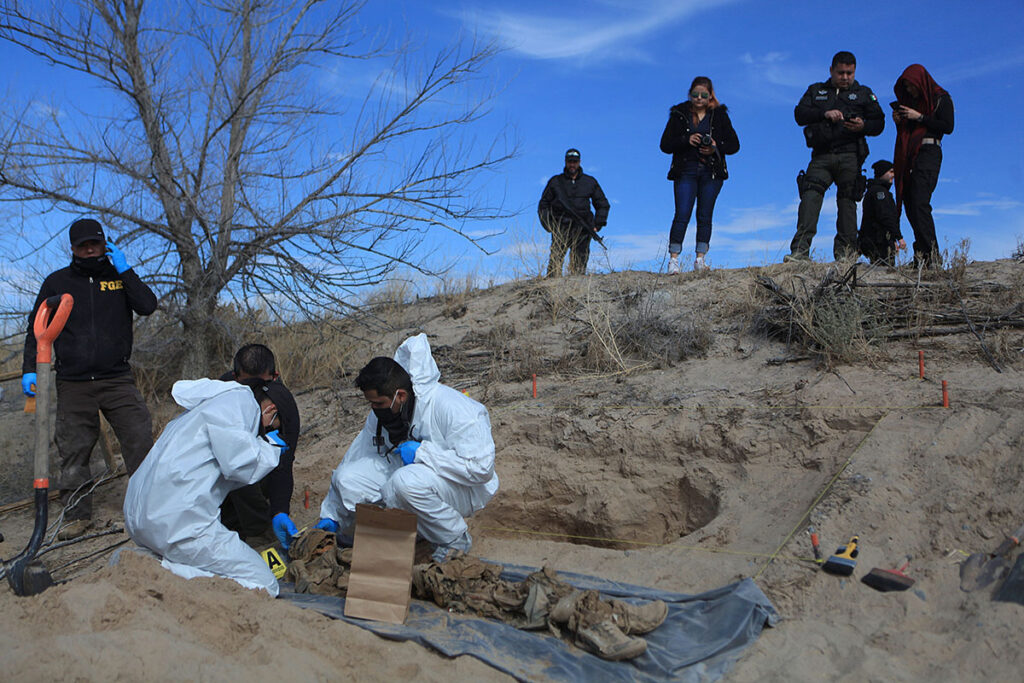 Buscan restos de desaparecidos en fosas clandestinas