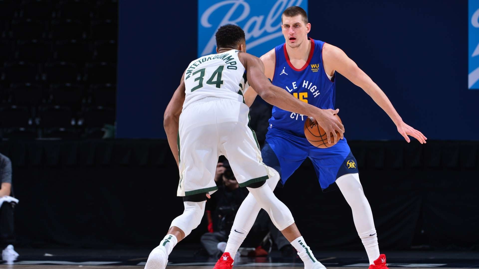 Los Bucks muestran sus credenciales al derrotar 125-112 a los Nuggets