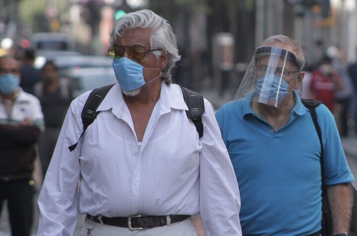 Los vacunados pueden reunirse sin mascarilla, según EE.UU.