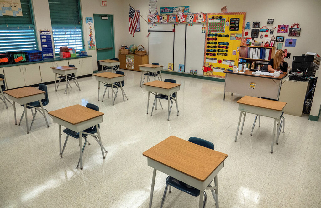 CDC reducen distancia social entre alumnos en escuelas