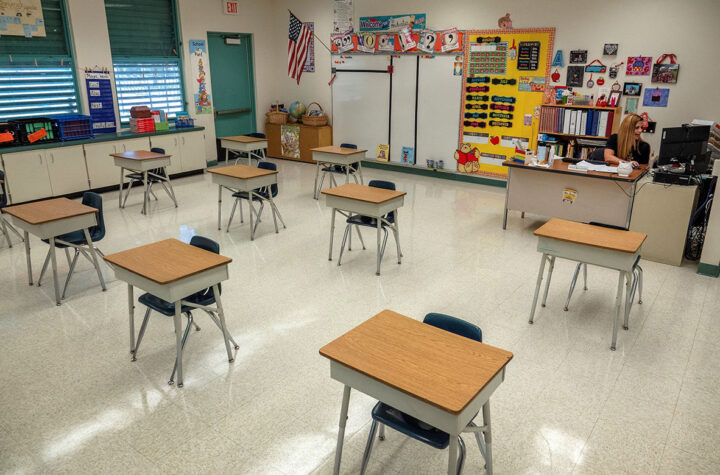 CDC reducen distancia social entre alumnos en escuelas