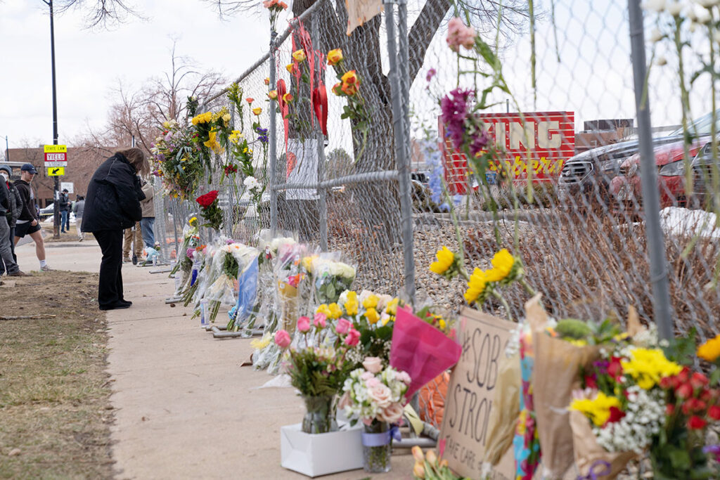 Grieving over Boulder Victims Pesar por víctimas de Boulder