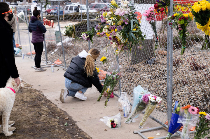 Grieving over Boulder Victims Pesar por víctimas de Boulder
