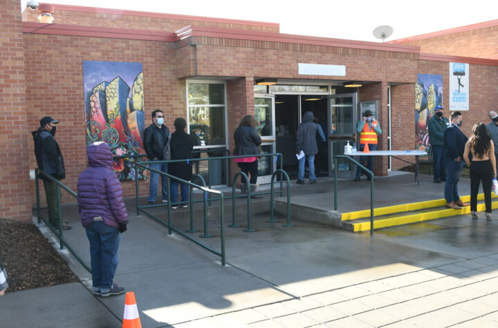 Abren centros comunitarios de vacunación en Denver