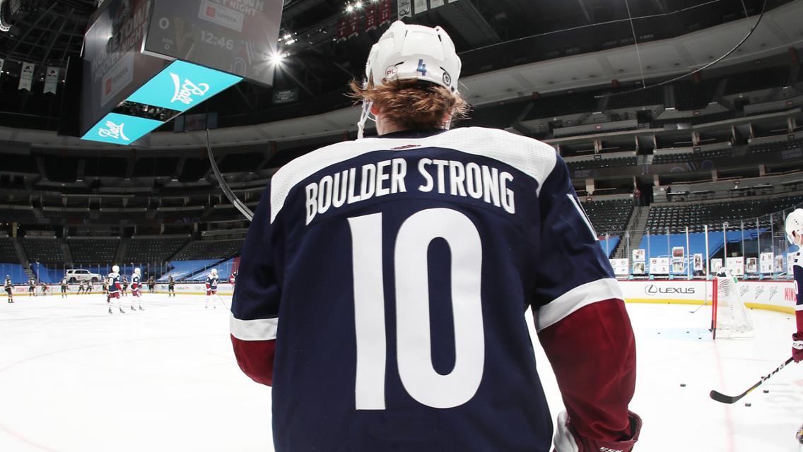 Colorado Avalanche vistió la camiseta “Boulder Strong”