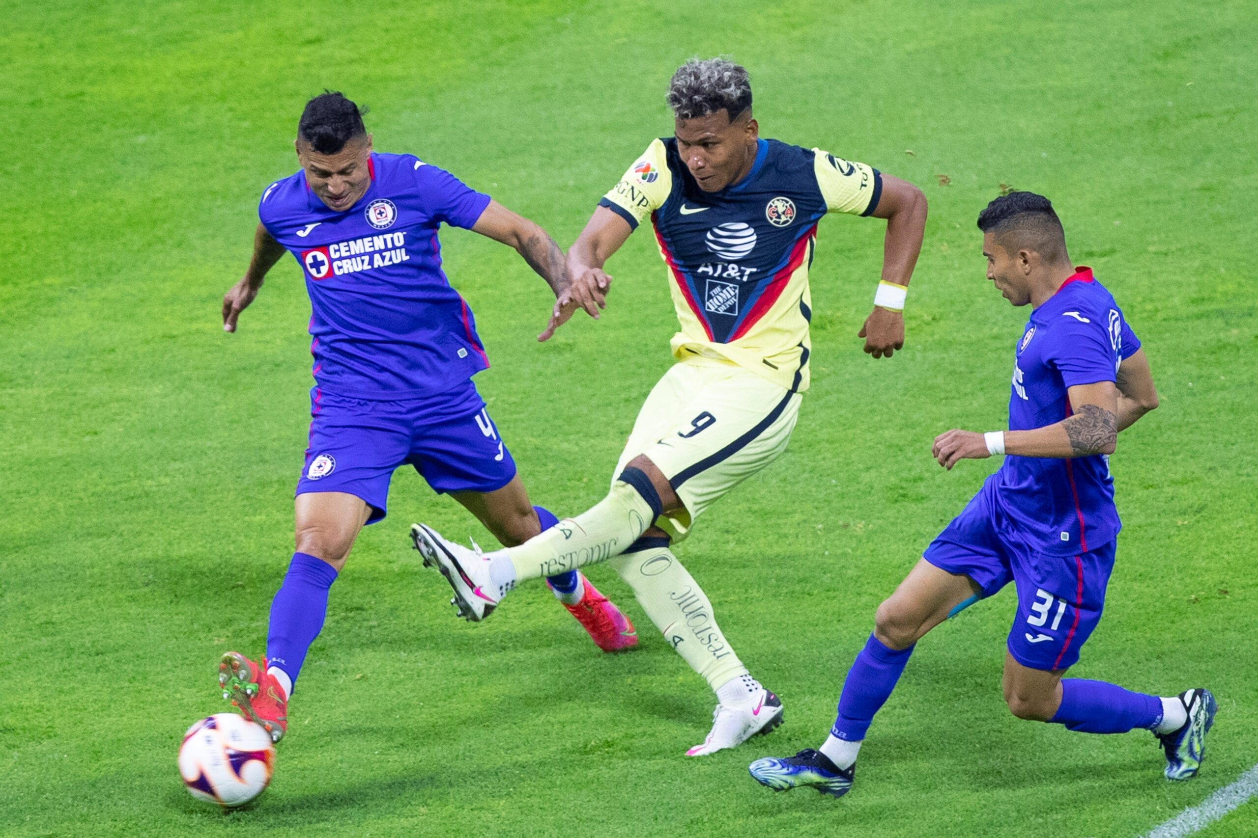 El uruguayo Jonathan Rodríguez rescata empata de Cruz Azul con el América
