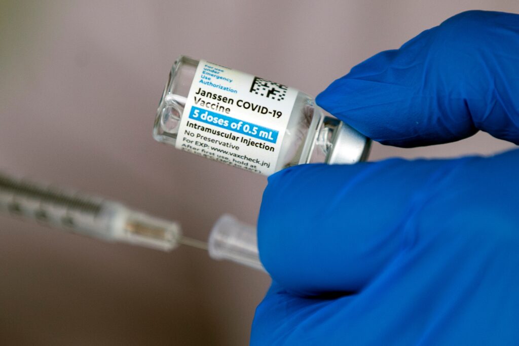 Autorizan reanudar "de inmediato" la vacunación con Johnson & Johnson