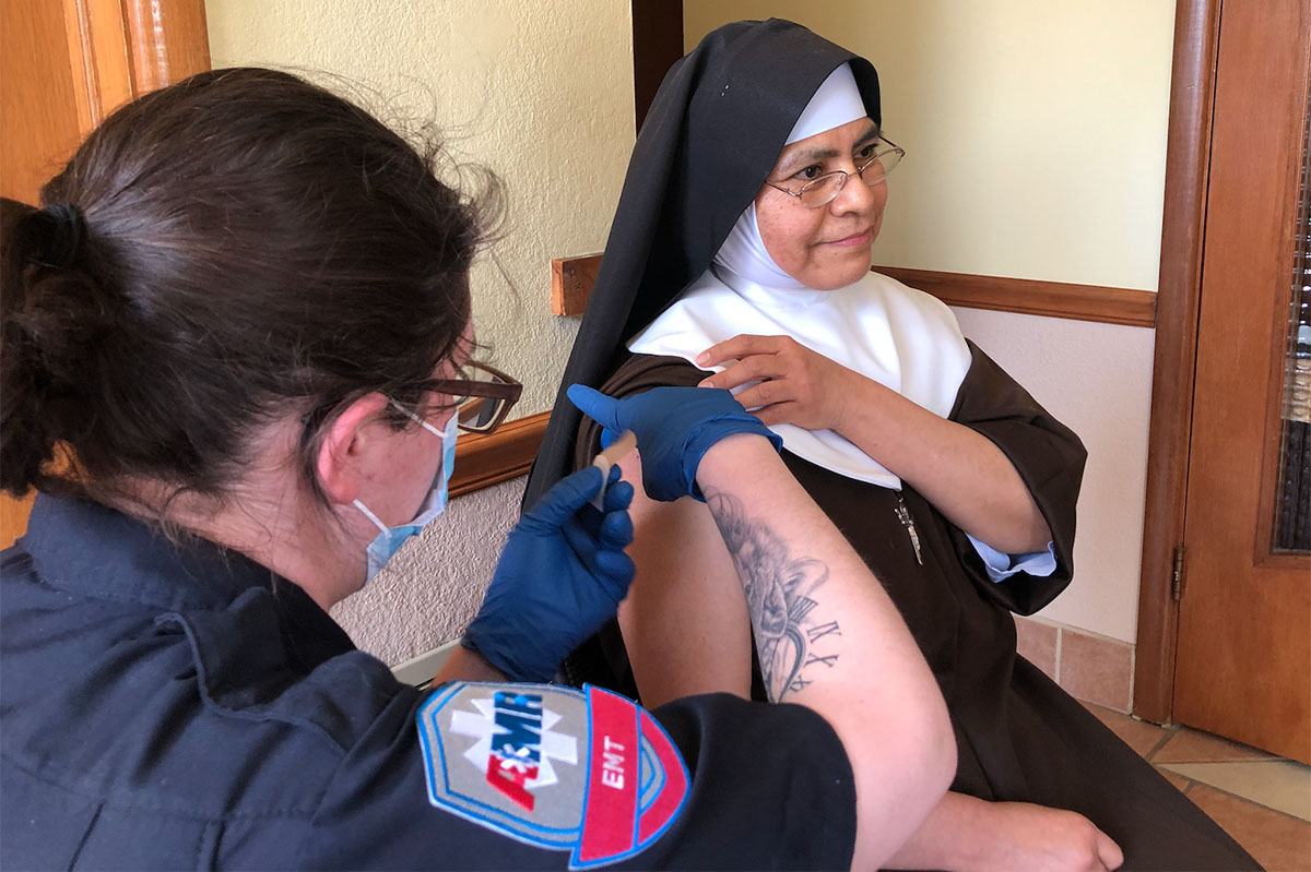 Religiosos de Pueblo se vacunan