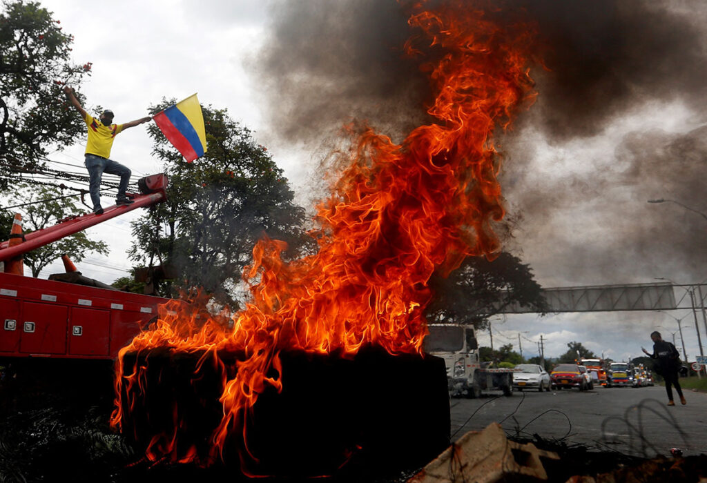 Colombianos se debaten entre la violencia y el llamado al diálogo