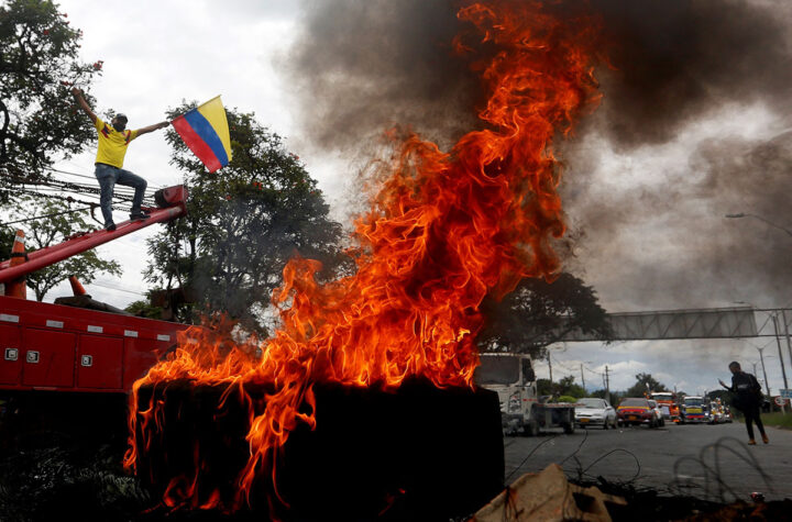Colombianos se debaten entre la violencia y el llamado al diálogo