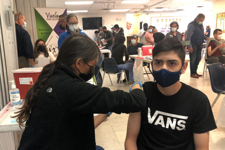 Jóvenes de Colorado se siguen vacunando