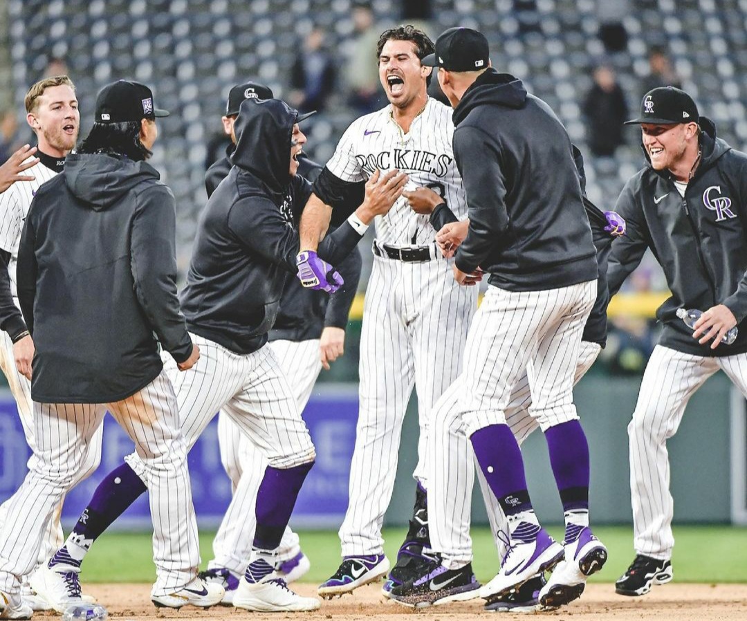 Josh Fuentes salvó a los Rockies de una barrida de Padres