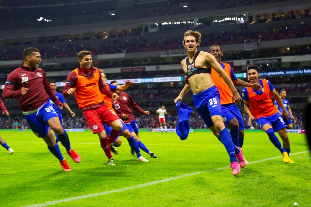 El Cruz Azul del peruano Reynoso vence a Toluca y se clasifica a semifinales