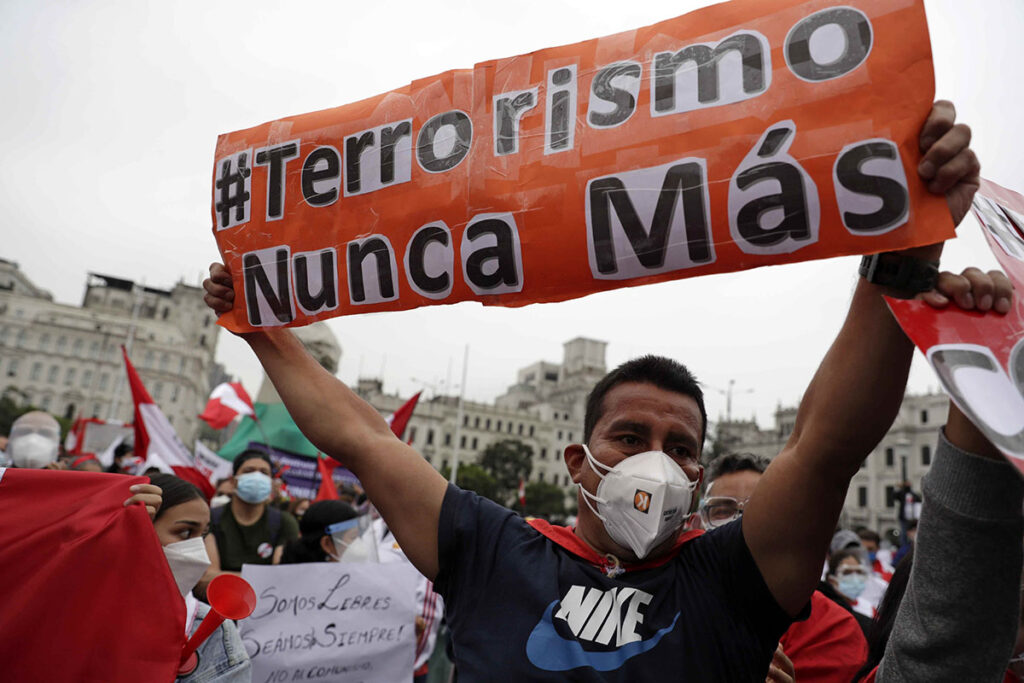 El dilema de Perú: defender el modelo económico o refundarlo -
